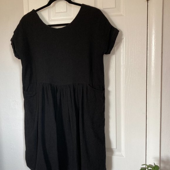 Black flowy button-back dress with pockets - Picture 2 of 4